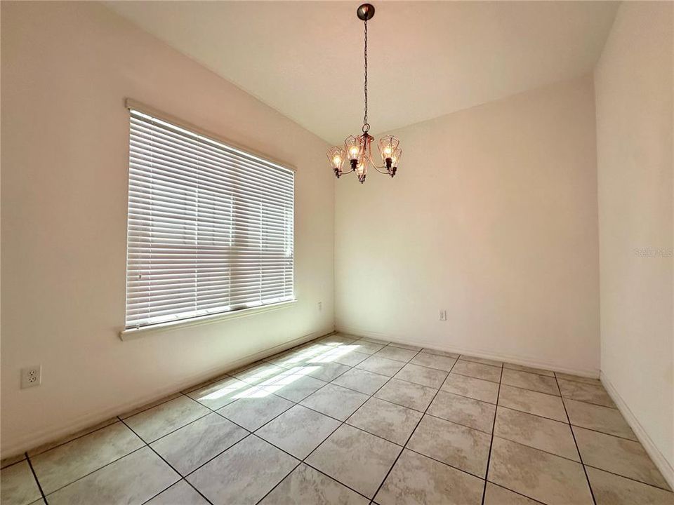 Activo con contrato: $2,850 (4 camas, 2 baños, 1860 Pies cuadrados)