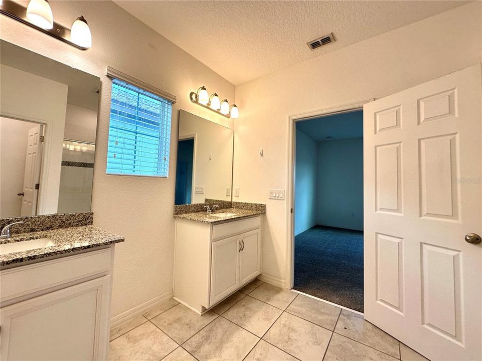 Activo con contrato: $2,850 (4 camas, 2 baños, 1860 Pies cuadrados)