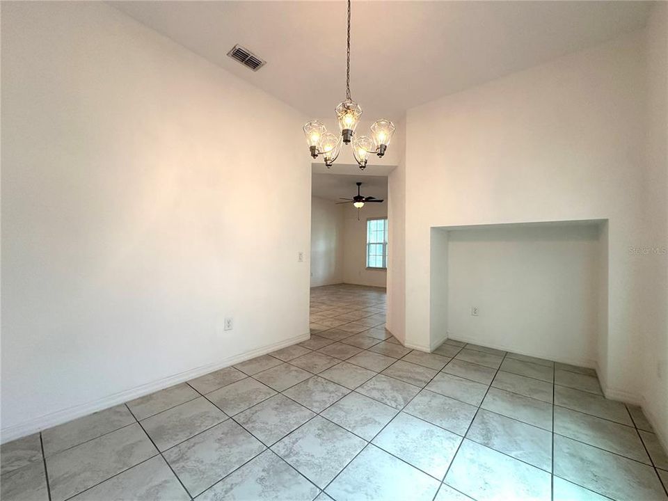 Activo con contrato: $2,850 (4 camas, 2 baños, 1860 Pies cuadrados)