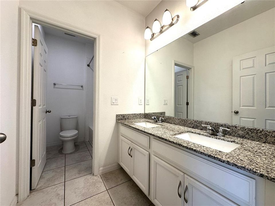 Activo con contrato: $2,850 (4 camas, 2 baños, 1860 Pies cuadrados)