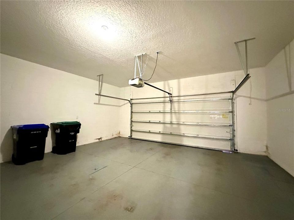 Activo con contrato: $2,850 (4 camas, 2 baños, 1860 Pies cuadrados)