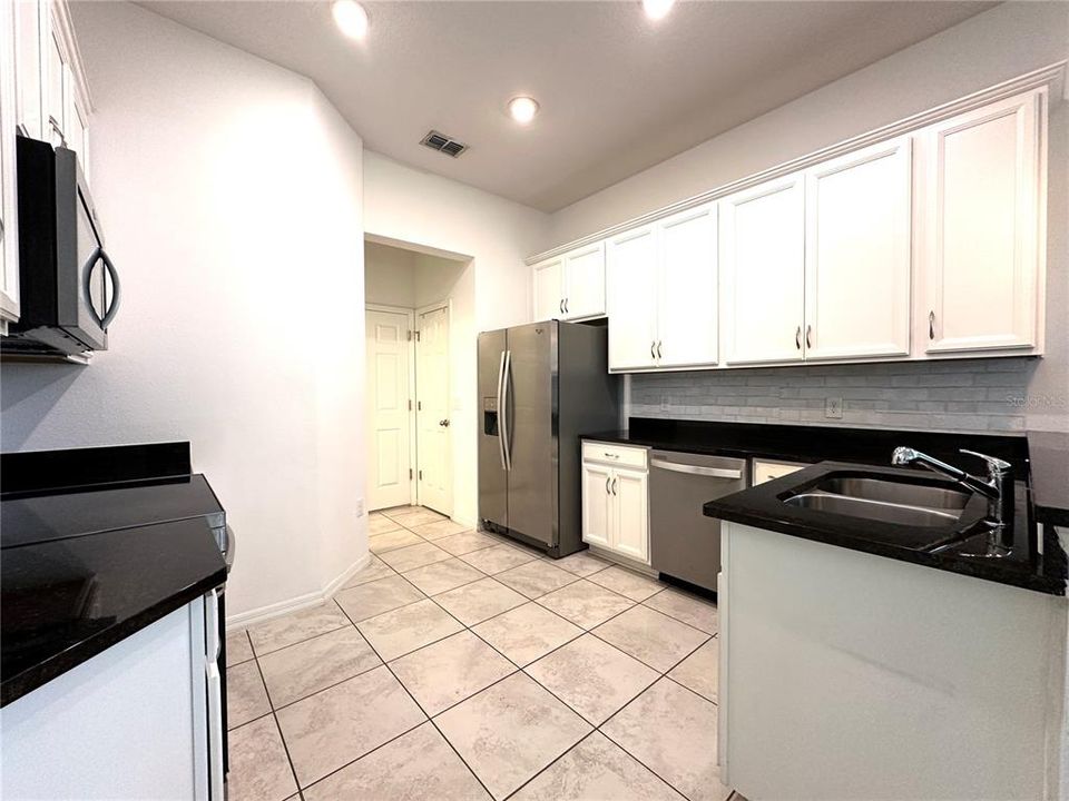 Activo con contrato: $2,850 (4 camas, 2 baños, 1860 Pies cuadrados)