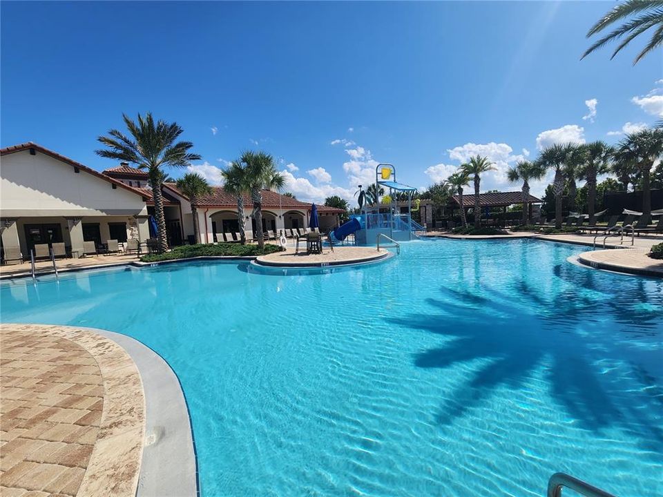 Activo con contrato: $2,850 (4 camas, 2 baños, 1860 Pies cuadrados)