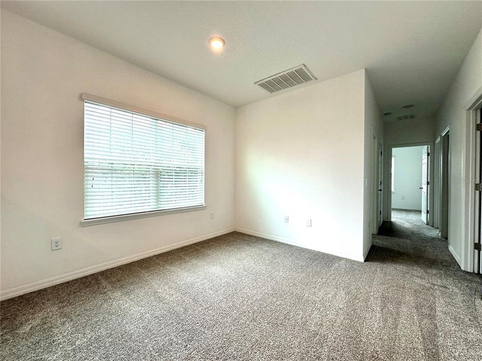 Activo con contrato: $2,850 (4 camas, 2 baños, 1860 Pies cuadrados)