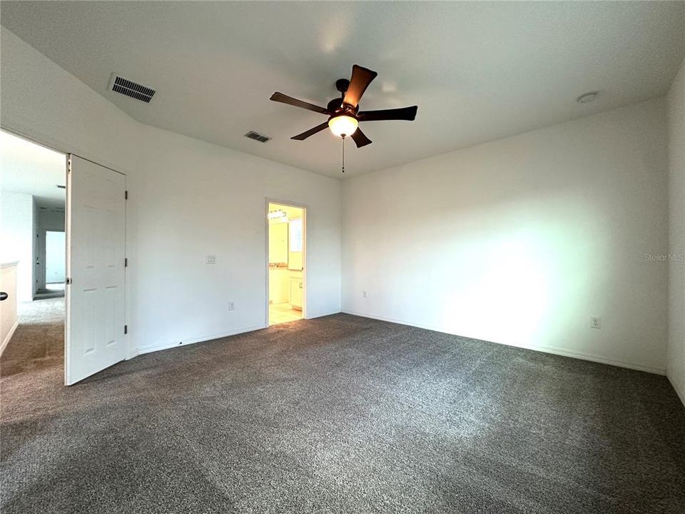 Activo con contrato: $2,850 (4 camas, 2 baños, 1860 Pies cuadrados)