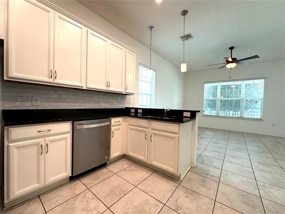 Activo con contrato: $2,850 (4 camas, 2 baños, 1860 Pies cuadrados)