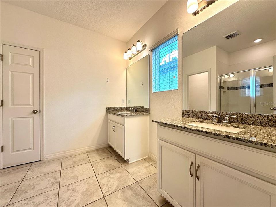 Activo con contrato: $2,850 (4 camas, 2 baños, 1860 Pies cuadrados)