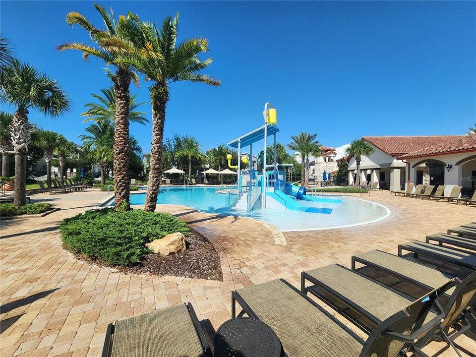 Activo con contrato: $2,850 (4 camas, 2 baños, 1860 Pies cuadrados)