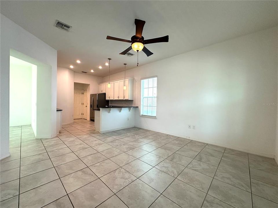 Activo con contrato: $2,850 (4 camas, 2 baños, 1860 Pies cuadrados)