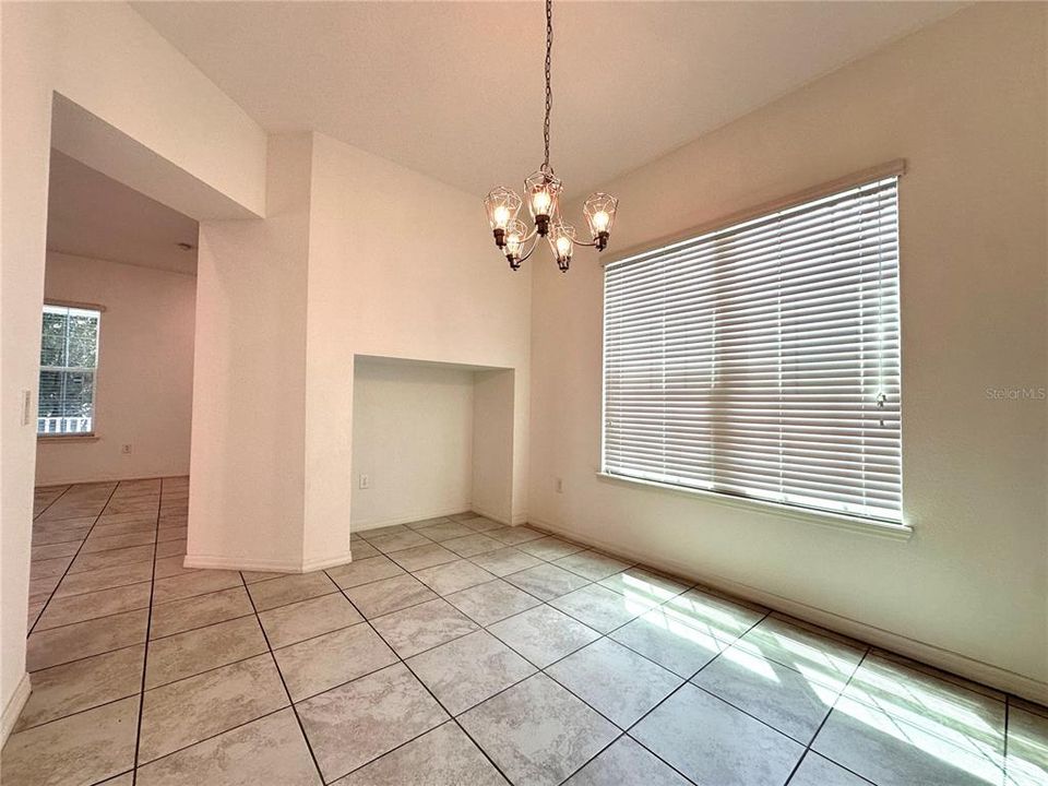 Activo con contrato: $2,850 (4 camas, 2 baños, 1860 Pies cuadrados)