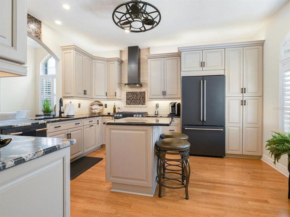 Activo con contrato: $689,000 (3 camas, 2 baños, 2604 Pies cuadrados)