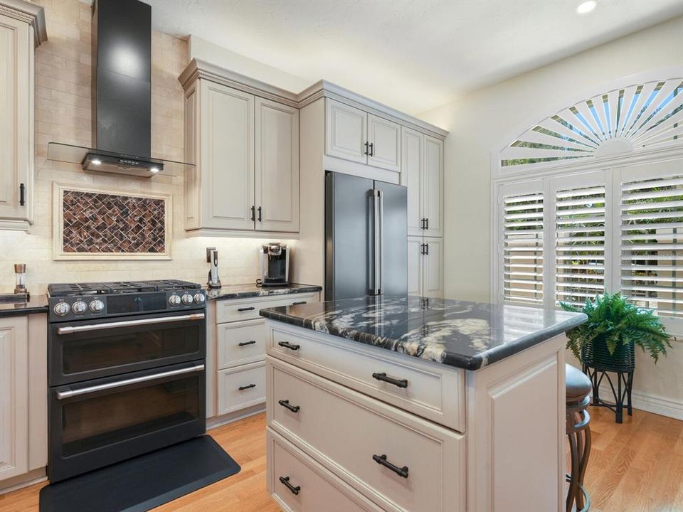 Activo con contrato: $689,000 (3 camas, 2 baños, 2604 Pies cuadrados)