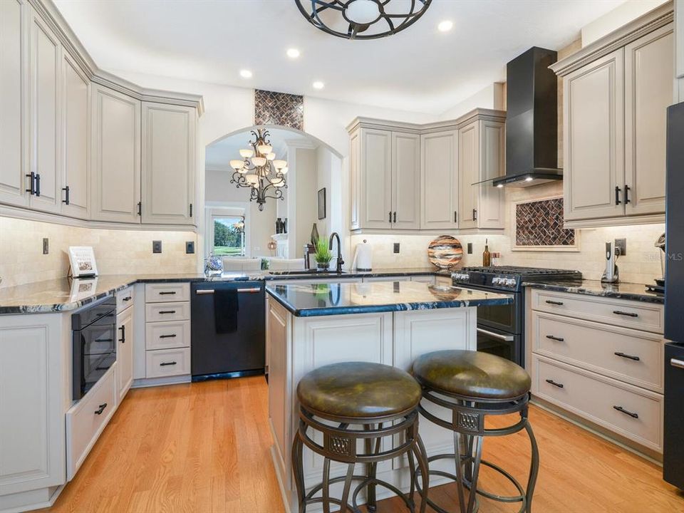 Activo con contrato: $689,000 (3 camas, 2 baños, 2604 Pies cuadrados)