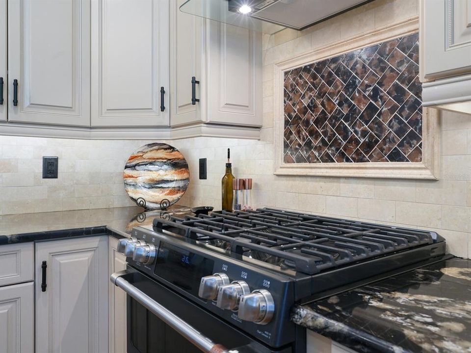 Activo con contrato: $689,000 (3 camas, 2 baños, 2604 Pies cuadrados)