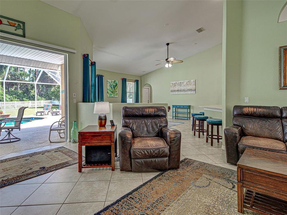 合同活跃: $525,000 (4 贝兹, 3 浴室, 2638 平方英尺)