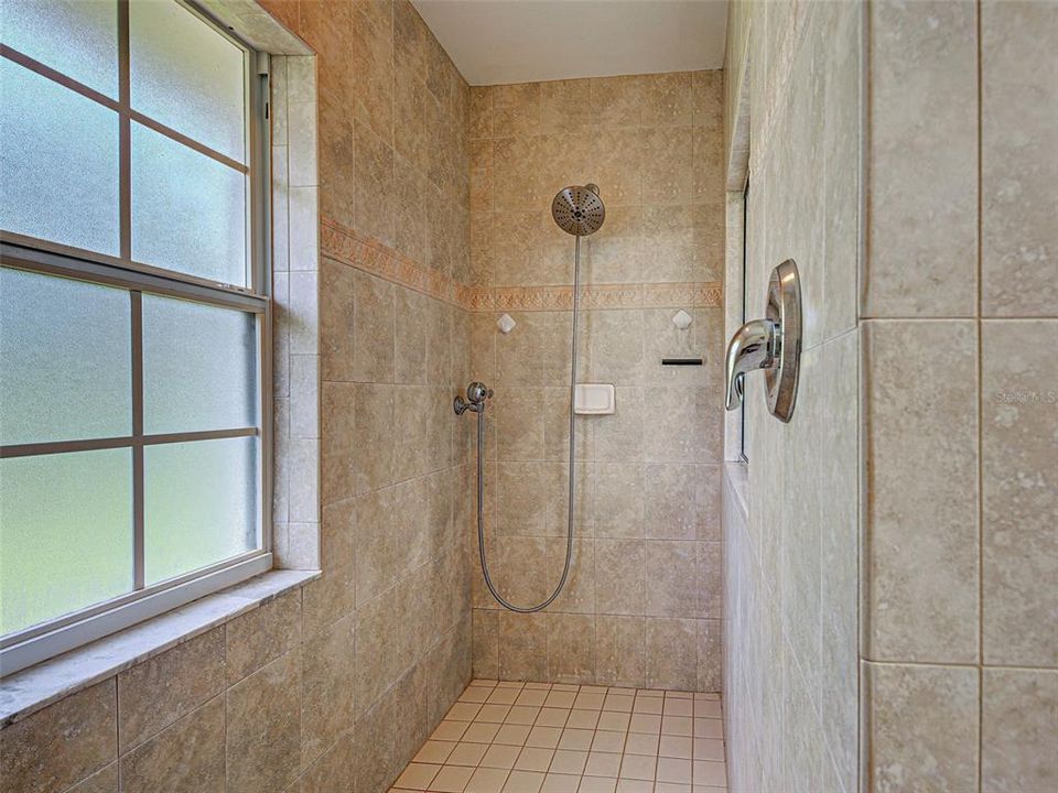 合同活跃: $525,000 (4 贝兹, 3 浴室, 2638 平方英尺)