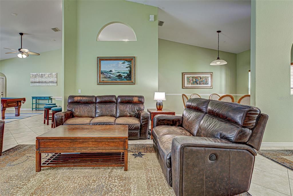 合同活跃: $525,000 (4 贝兹, 3 浴室, 2638 平方英尺)