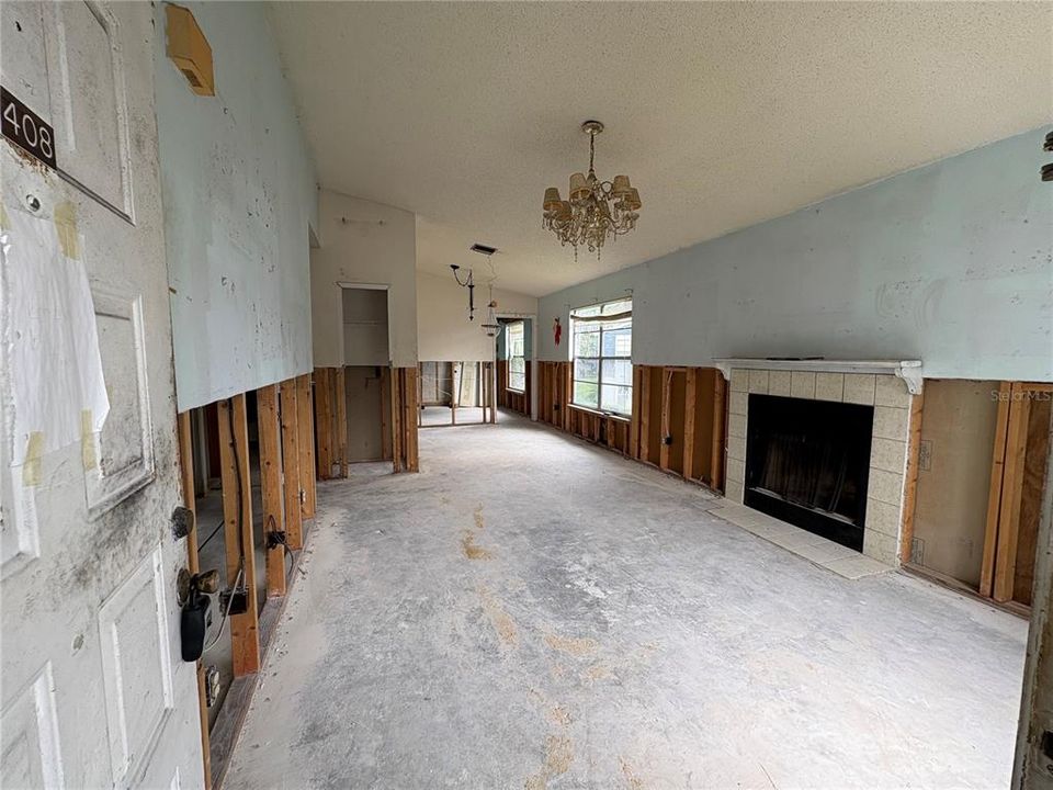 Под контрактом: $95,000 (2 спален, 2 ванн, 912 Квадратных фут)