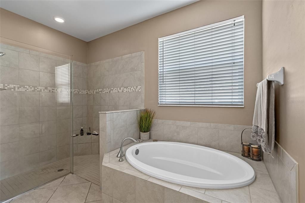 En Venta: $465,000 (3 camas, 2 baños, 2611 Pies cuadrados)