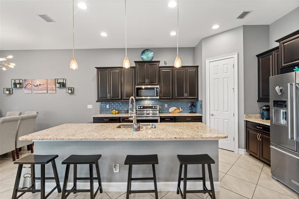 En Venta: $465,000 (3 camas, 2 baños, 2611 Pies cuadrados)