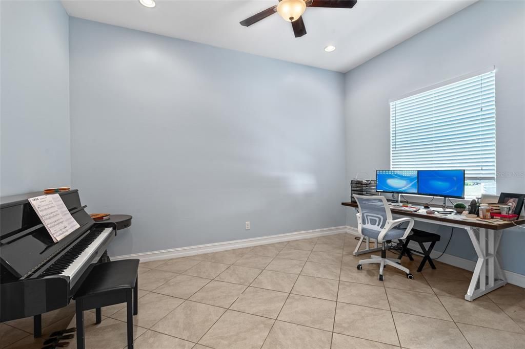 En Venta: $465,000 (3 camas, 2 baños, 2611 Pies cuadrados)