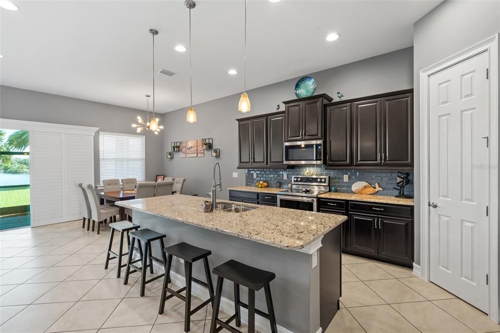 En Venta: $465,000 (3 camas, 2 baños, 2611 Pies cuadrados)