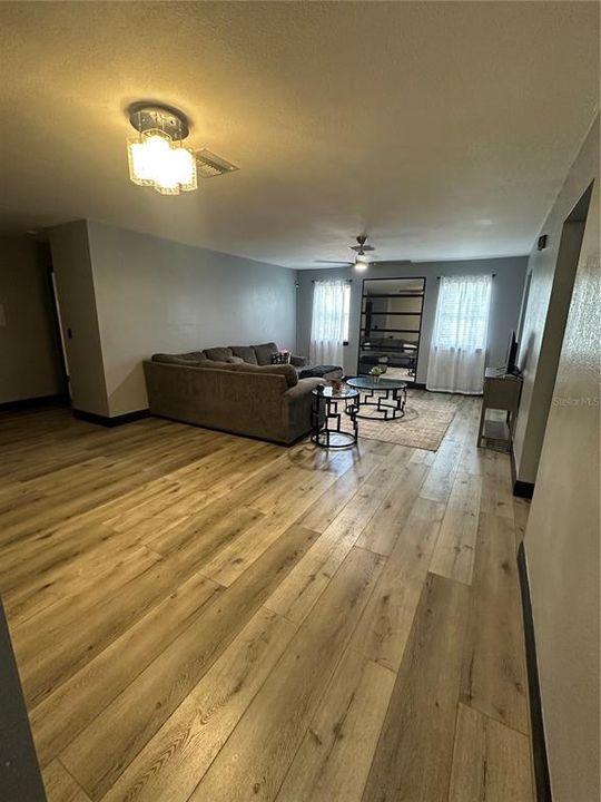 На продажу: $410,000 (4 спален, 2 ванн, 1978 Квадратных фут)