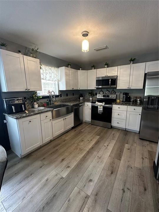 На продажу: $410,000 (4 спален, 2 ванн, 1978 Квадратных фут)