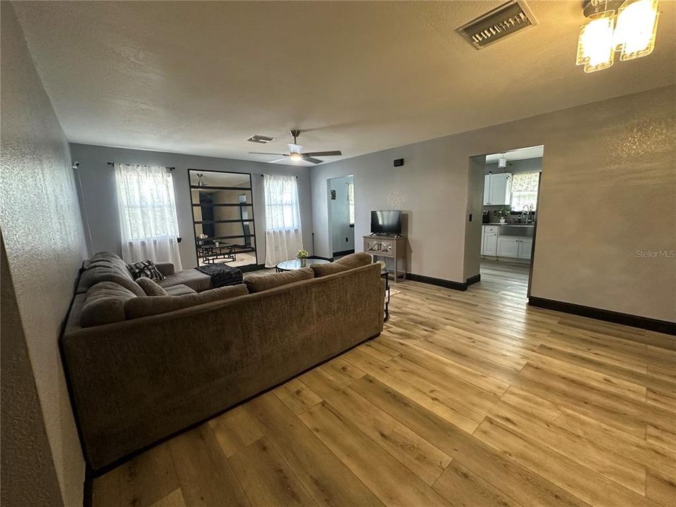 На продажу: $410,000 (4 спален, 2 ванн, 1978 Квадратных фут)