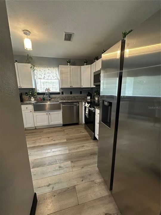 На продажу: $410,000 (4 спален, 2 ванн, 1978 Квадратных фут)