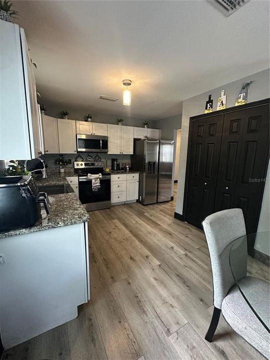 На продажу: $410,000 (4 спален, 2 ванн, 1978 Квадратных фут)