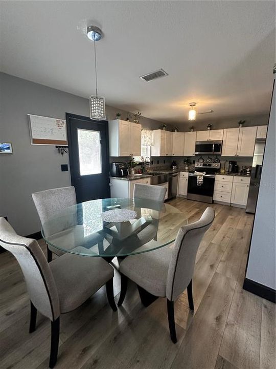 На продажу: $410,000 (4 спален, 2 ванн, 1978 Квадратных фут)