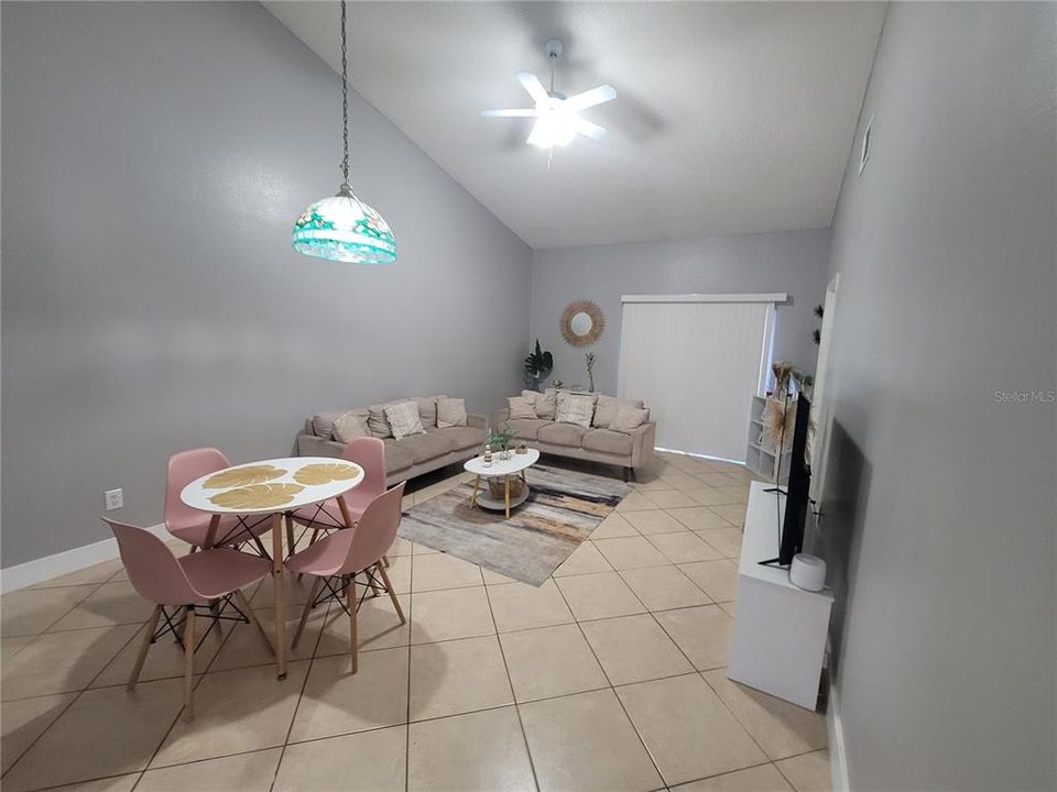 Под контрактом: $1,600 (3 спален, 2 ванн, 1177 Квадратных фут)