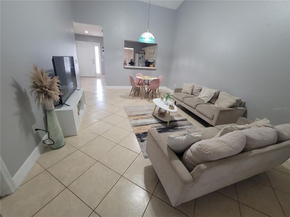 Под контрактом: $1,600 (3 спален, 2 ванн, 1177 Квадратных фут)