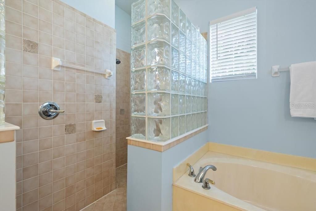 En Venta: $564,800 (5 camas, 4 baños, 3072 Pies cuadrados)