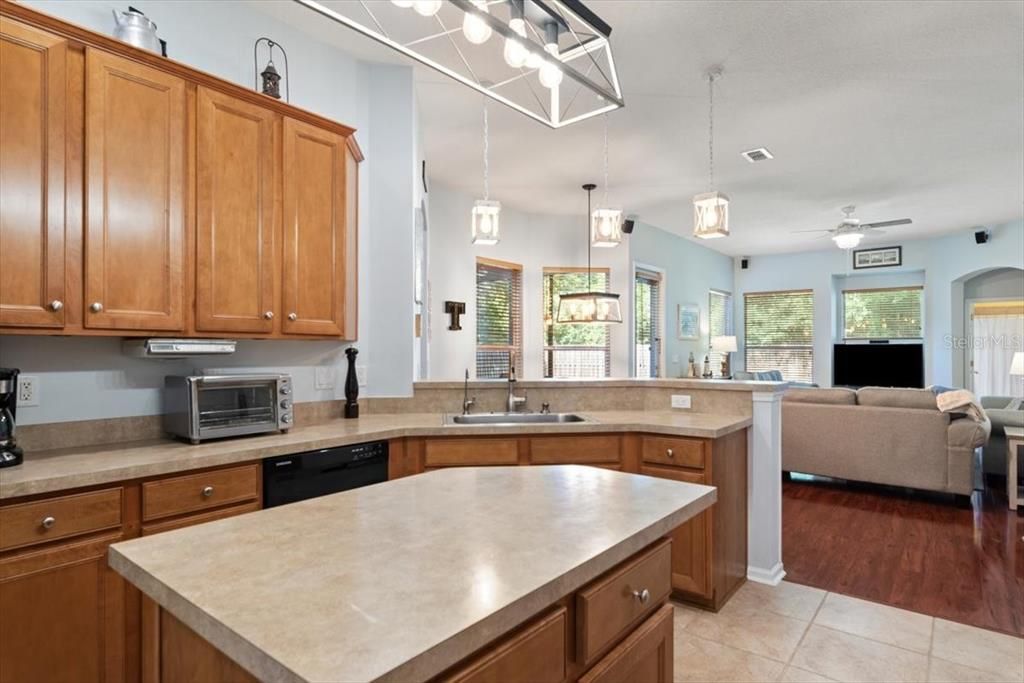 En Venta: $564,800 (5 camas, 4 baños, 3072 Pies cuadrados)