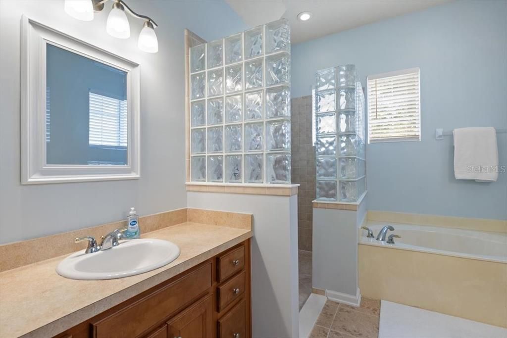 En Venta: $564,800 (5 camas, 4 baños, 3072 Pies cuadrados)