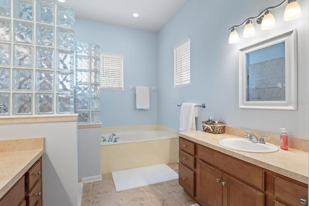 En Venta: $564,800 (5 camas, 4 baños, 3072 Pies cuadrados)