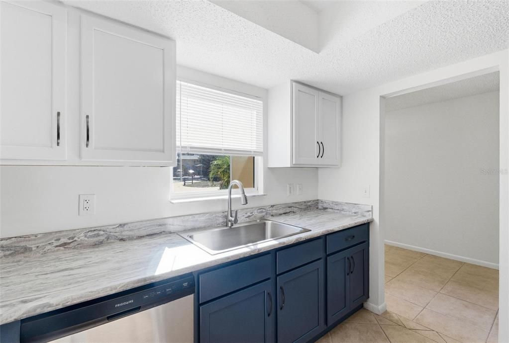 На продажу: $189,000 (2 спален, 2 ванн, 1434 Квадратных фут)