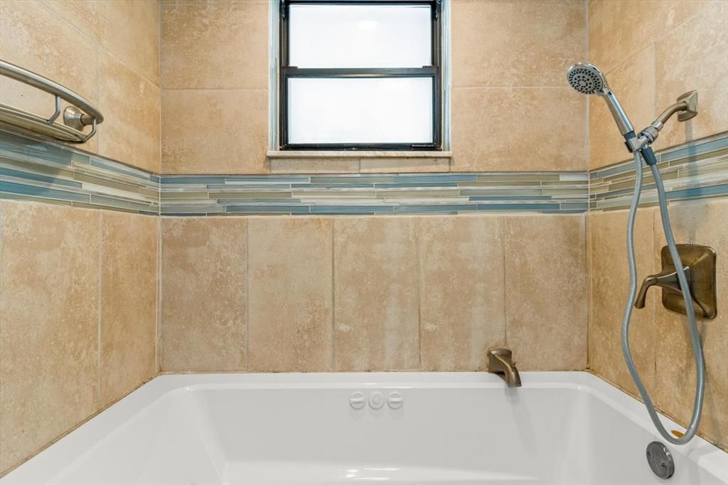 待售: $299,999 (3 贝兹, 2 浴室, 1837 平方英尺)