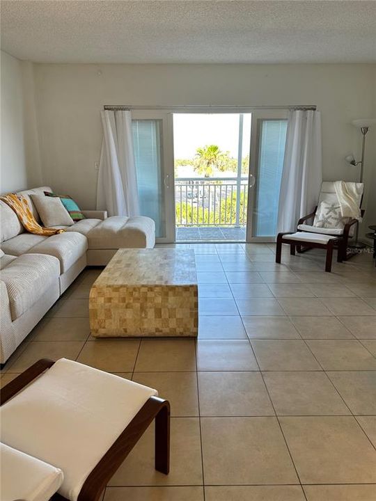 На продажу: $345,000 (2 спален, 2 ванн, 1047 Квадратных фут)