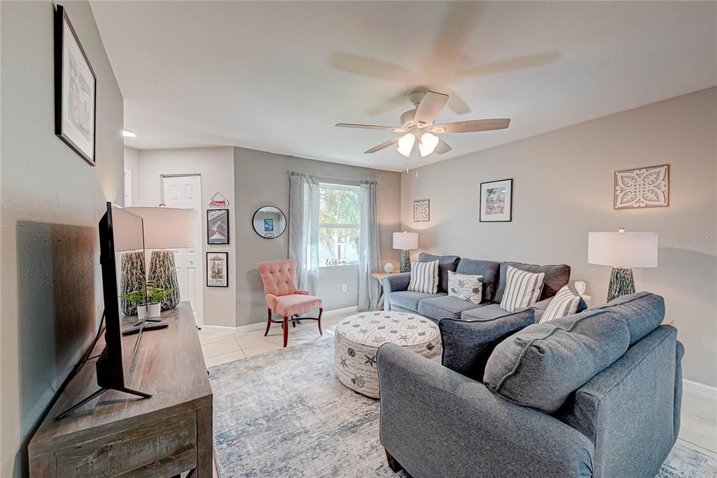 待售: $195,000 (2 贝兹, 2 浴室, 937 平方英尺)