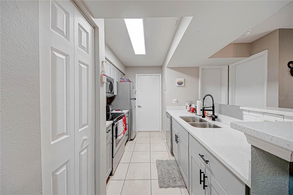 待售: $195,000 (2 贝兹, 2 浴室, 937 平方英尺)