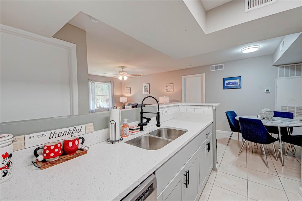 待售: $195,000 (2 贝兹, 2 浴室, 937 平方英尺)