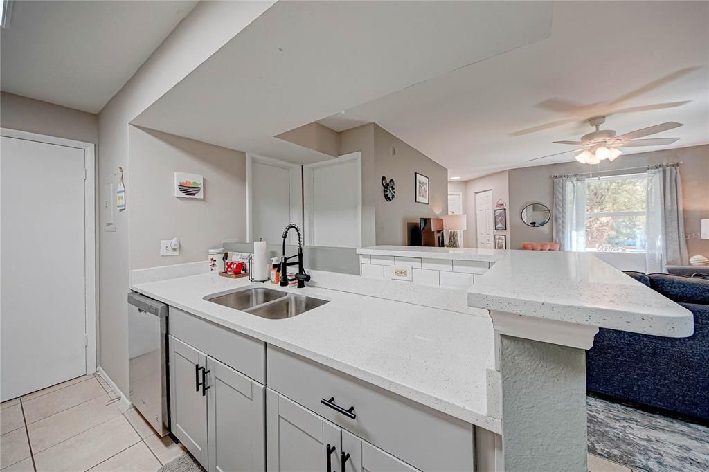 待售: $195,000 (2 贝兹, 2 浴室, 937 平方英尺)