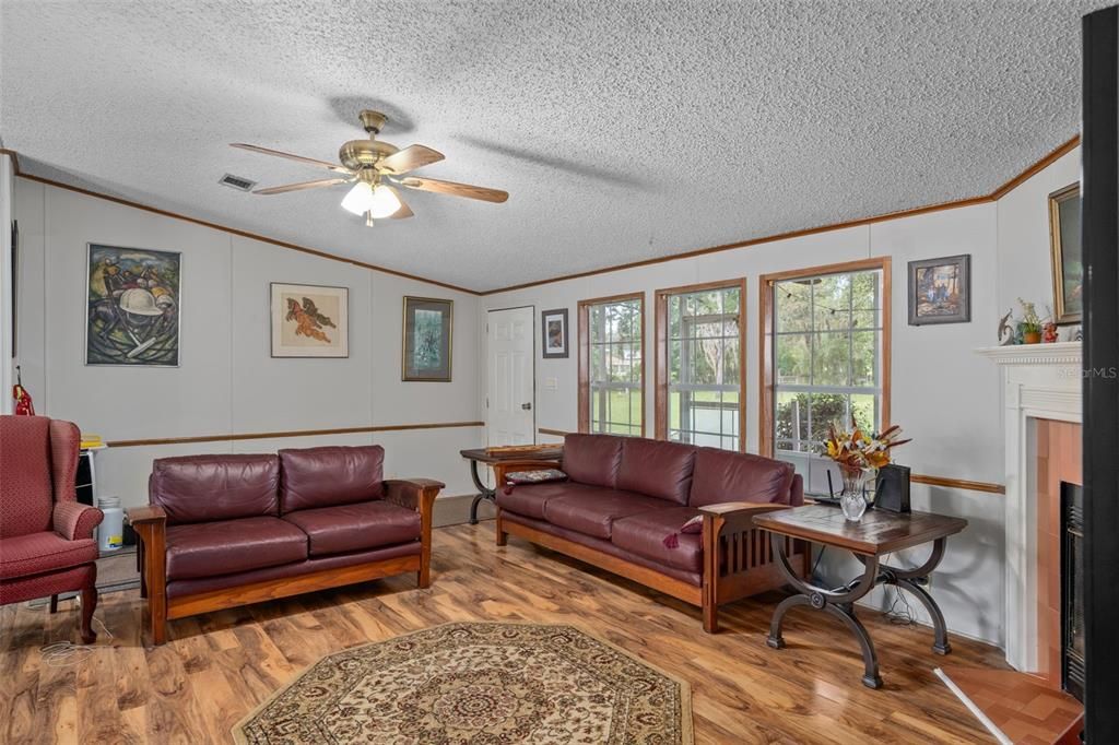 En Venta: $450,000 (4 camas, 2 baños, 2052 Pies cuadrados)