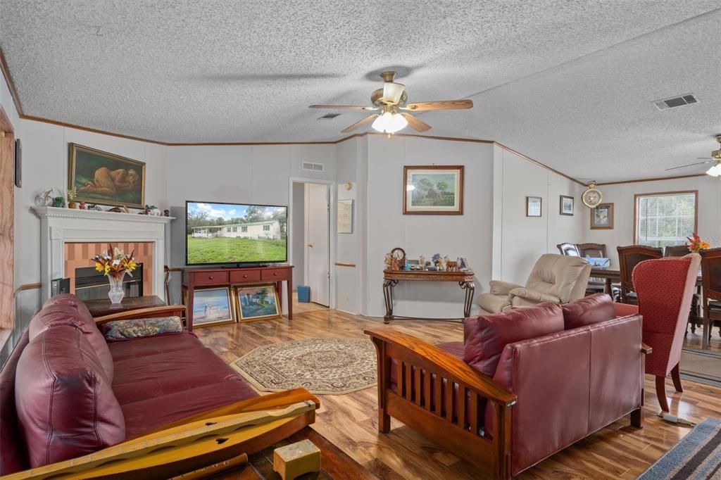 En Venta: $450,000 (4 camas, 2 baños, 2052 Pies cuadrados)