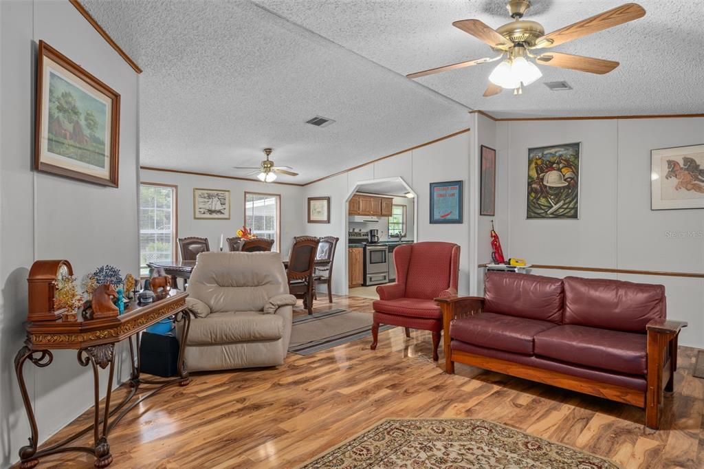 En Venta: $450,000 (4 camas, 2 baños, 2052 Pies cuadrados)