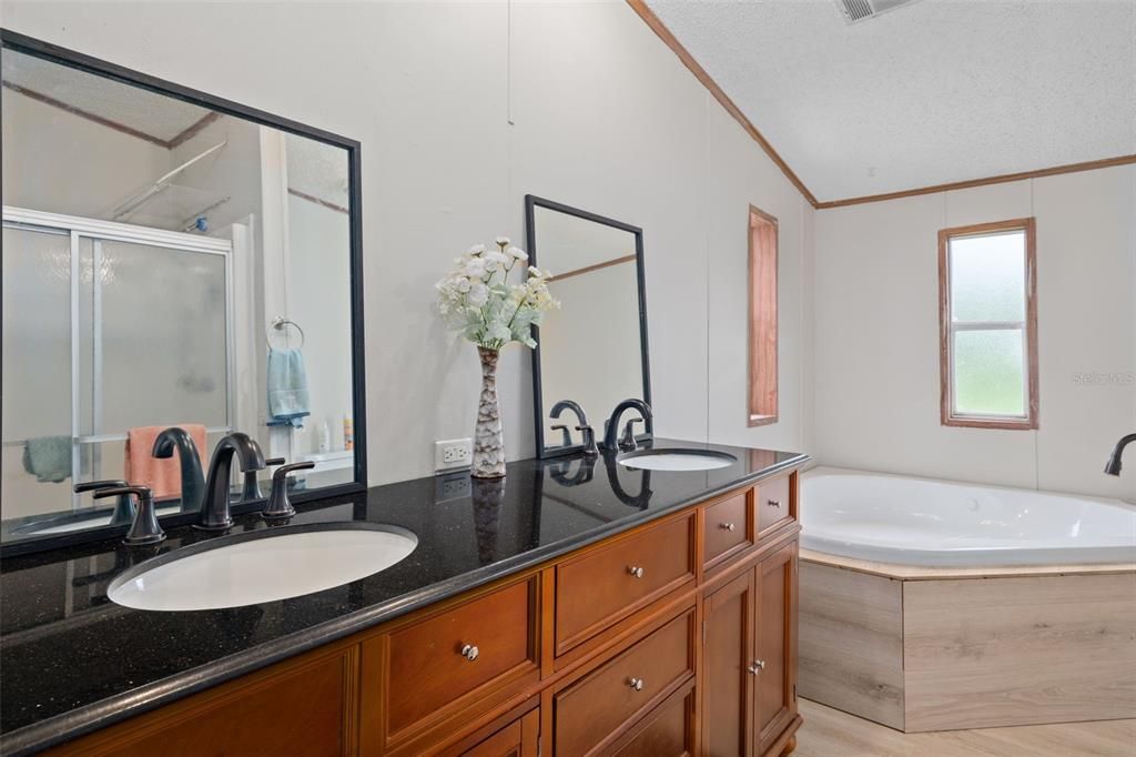 En Venta: $450,000 (4 camas, 2 baños, 2052 Pies cuadrados)