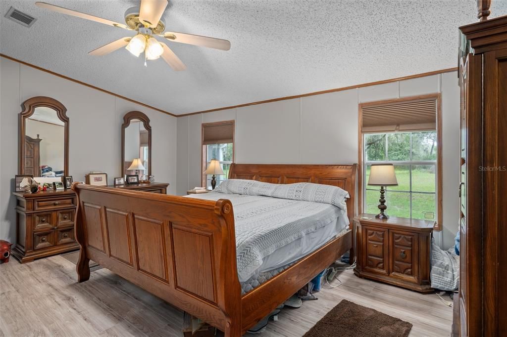 En Venta: $450,000 (4 camas, 2 baños, 2052 Pies cuadrados)